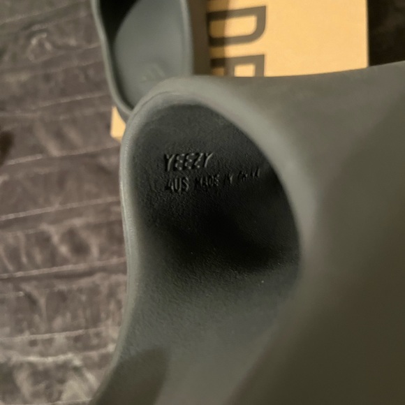 Slate Grey Yeezy Slides, Size 4 - Picture 4 of 12